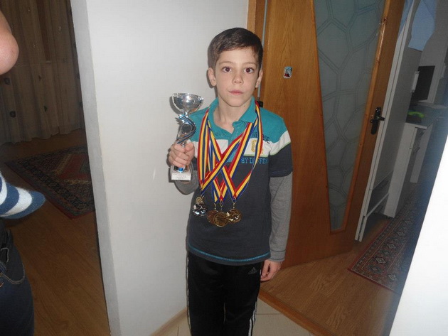 tatal sau a fost coechipier cu dennis serban eduard raducanu straluceste in bazinul lui razvan florea tatal sau a fost coechipier cu dennis serban eduard raducanu straluceste in bazinul lui razvan florea