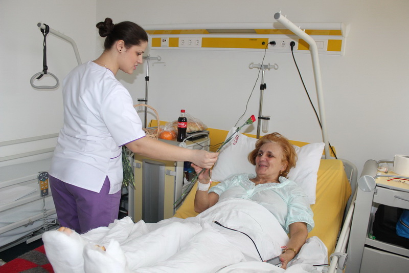 primavara a ajuns si la spitalul judetean constanta echipa arimex comexim 2000 a impartit flori si martisoare primavara a ajuns si la spitalul judetean constanta echipa arimex comexim 2000 a impartit flori si martisoare