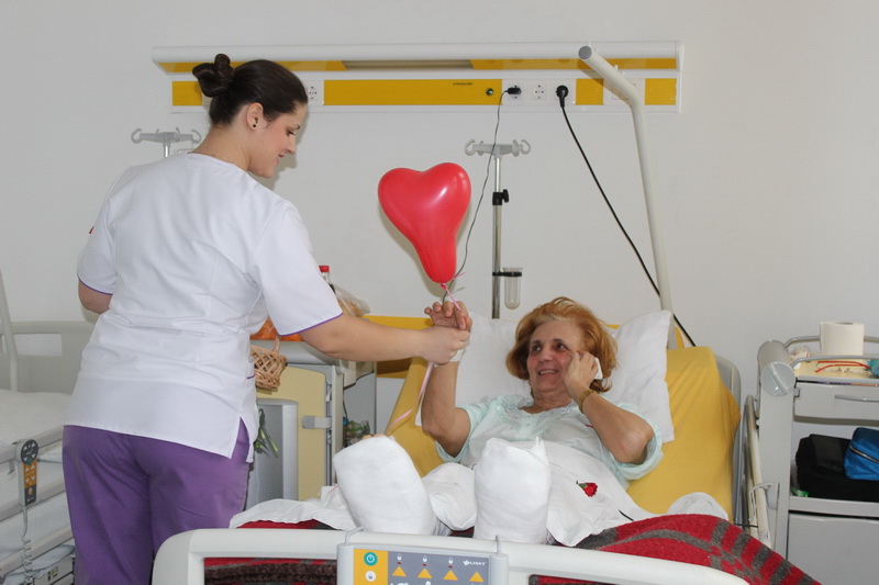 primavara a ajuns si la spitalul judetean constanta echipa arimex comexim 2000 a impartit flori si martisoare primavara a ajuns si la spitalul judetean constanta echipa arimex comexim 2000 a impartit flori si martisoare