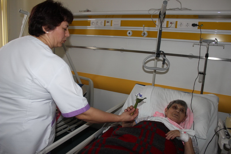 primavara a ajuns si la spitalul judetean constanta echipa arimex comexim 2000 a impartit flori si martisoare primavara a ajuns si la spitalul judetean constanta echipa arimex comexim 2000 a impartit flori si martisoare