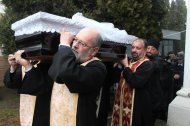 Fotoreportaj Înmormântare impresionantă. Preotul Stelică Şatrapeli, purtat pe umeri de colegi în sutană