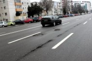 Fotoreportaj Au apărut gropile în carosabil. Cine le astupă şi când? 