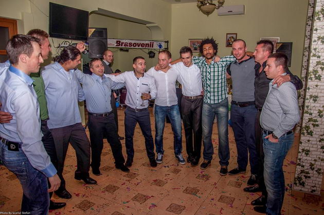 un sensei si a luat doctoratul in biomecanica antrenorul nicu vasiliu prezent la un botez alaturi de un sensei si a luat doctoratul in biomecanica antrenorul nicu vasiliu prezent la un botez alaturi de