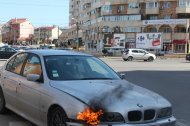 Un BMW a luat foc în intersecţia de la Trocadero 
