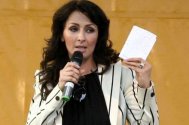 Un preot o face praf pe Mihaela Rădulescu “Pozează nud pentru reviste mondene sub acoperirea unor intenţii caritabile. Are o pasiune morbidă de a atrage atenţia asupra ei!\