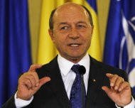 Băsescu cere renunţarea la acciza pe carburanţi 