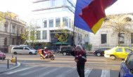 Un grup scandează la sediul DNA   
