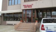 Vlahos Greek Taverna, un restaurant cu o siglă imposibil de citit (galerie foto)