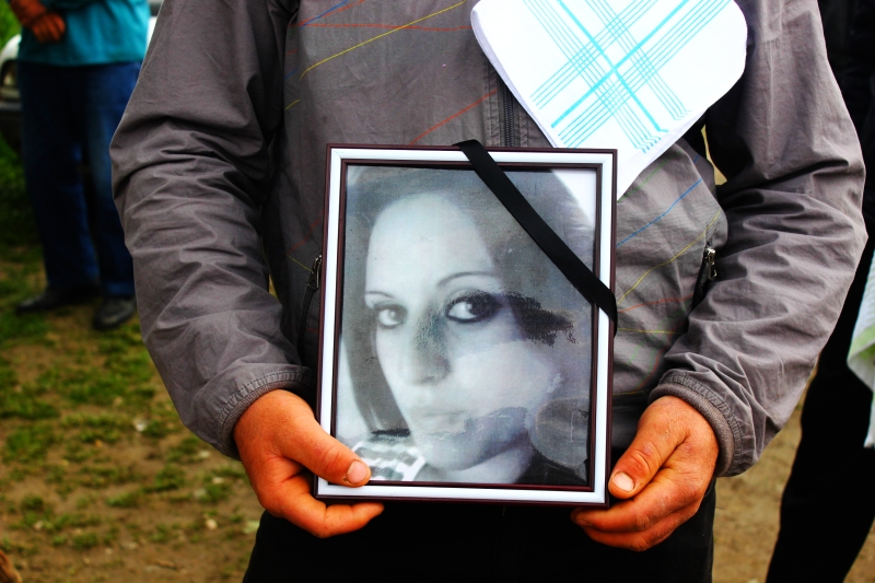 fotoreportaj rasova lacrimi si durere la inmormantarea tinerei ucise de iubitul sau 491914 fotoreportaj rasova lacrimi si durere la inmormantarea tinerei ucise de iubitul sau 491914