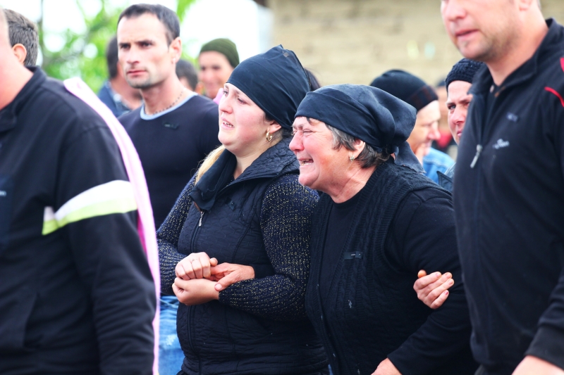 fotoreportaj rasova lacrimi si durere la inmormantarea tinerei ucise de iubitul sau 491914 fotoreportaj rasova lacrimi si durere la inmormantarea tinerei ucise de iubitul sau 491914