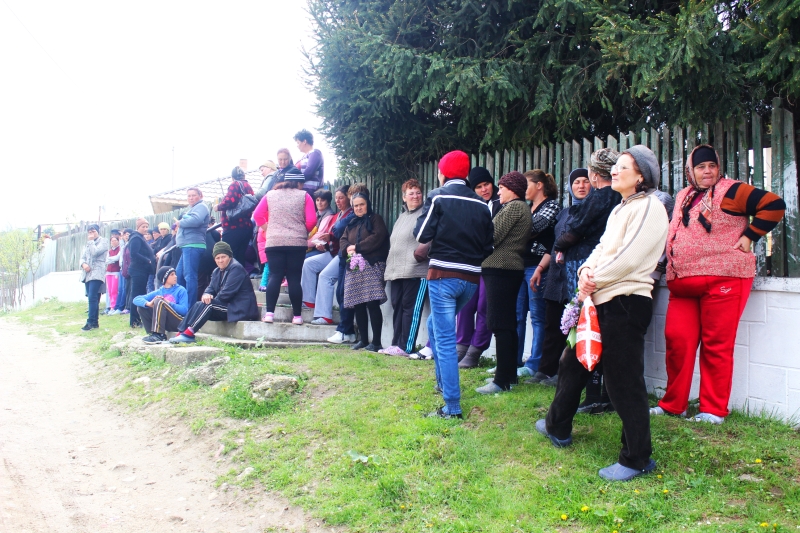 fotoreportaj rasova lacrimi si durere la inmormantarea tinerei ucise de iubitul sau 491914 fotoreportaj rasova lacrimi si durere la inmormantarea tinerei ucise de iubitul sau 491914