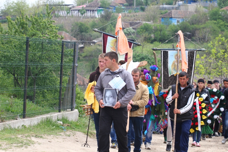 fotoreportaj rasova lacrimi si durere la inmormantarea tinerei ucise de iubitul sau 491914 fotoreportaj rasova lacrimi si durere la inmormantarea tinerei ucise de iubitul sau 491914