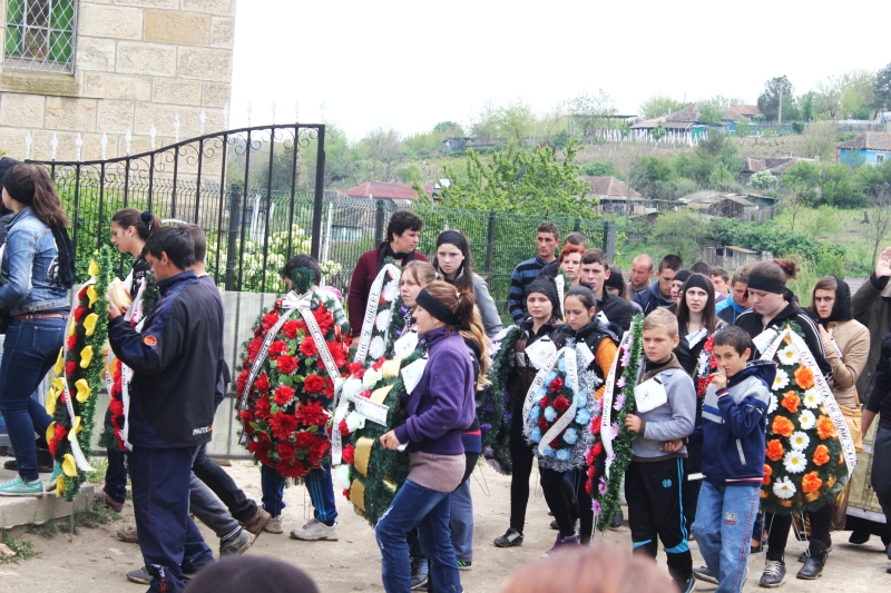 fotoreportaj rasova lacrimi si durere la inmormantarea tinerei ucise de iubitul sau 491914 fotoreportaj rasova lacrimi si durere la inmormantarea tinerei ucise de iubitul sau 491914