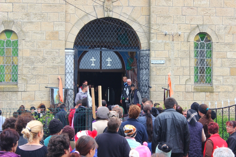 fotoreportaj rasova lacrimi si durere la inmormantarea tinerei ucise de iubitul sau 491914 fotoreportaj rasova lacrimi si durere la inmormantarea tinerei ucise de iubitul sau 491914