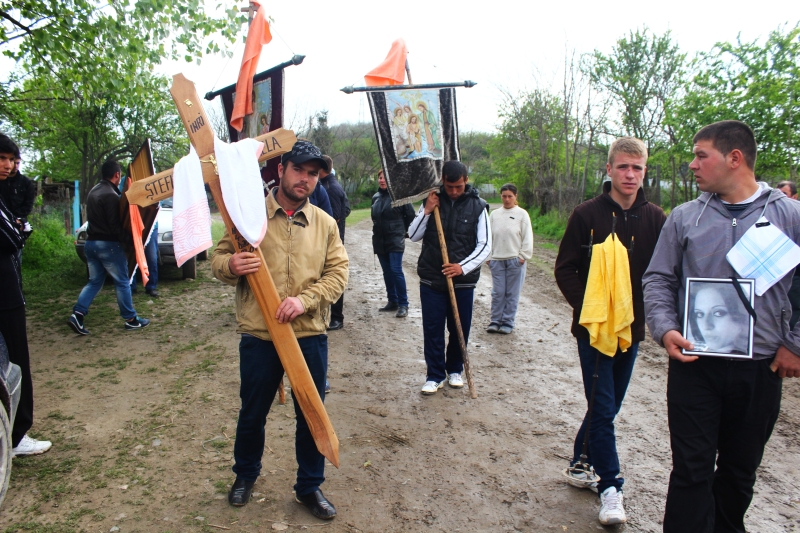 fotoreportaj rasova lacrimi si durere la inmormantarea tinerei ucise de iubitul sau 491914 fotoreportaj rasova lacrimi si durere la inmormantarea tinerei ucise de iubitul sau 491914