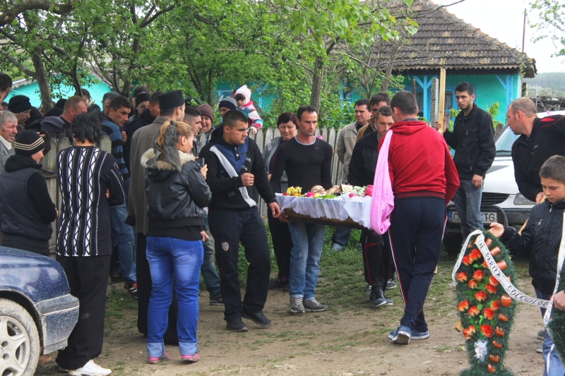fotoreportaj rasova lacrimi si durere la inmormantarea tinerei ucise de iubitul sau 491914 fotoreportaj rasova lacrimi si durere la inmormantarea tinerei ucise de iubitul sau 491914