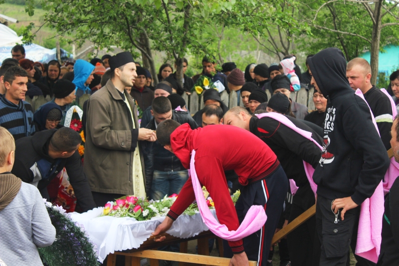 fotoreportaj rasova lacrimi si durere la inmormantarea tinerei ucise de iubitul sau 491914 fotoreportaj rasova lacrimi si durere la inmormantarea tinerei ucise de iubitul sau 491914