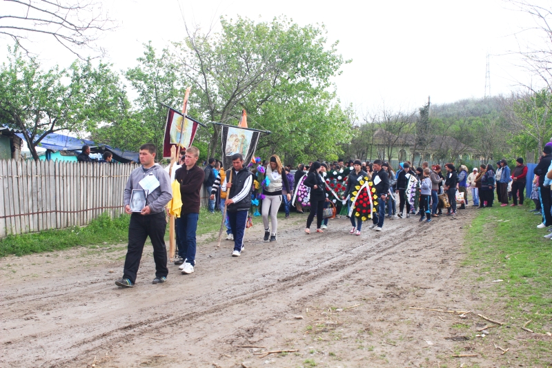 fotoreportaj rasova lacrimi si durere la inmormantarea tinerei ucise de iubitul sau 491914 fotoreportaj rasova lacrimi si durere la inmormantarea tinerei ucise de iubitul sau 491914