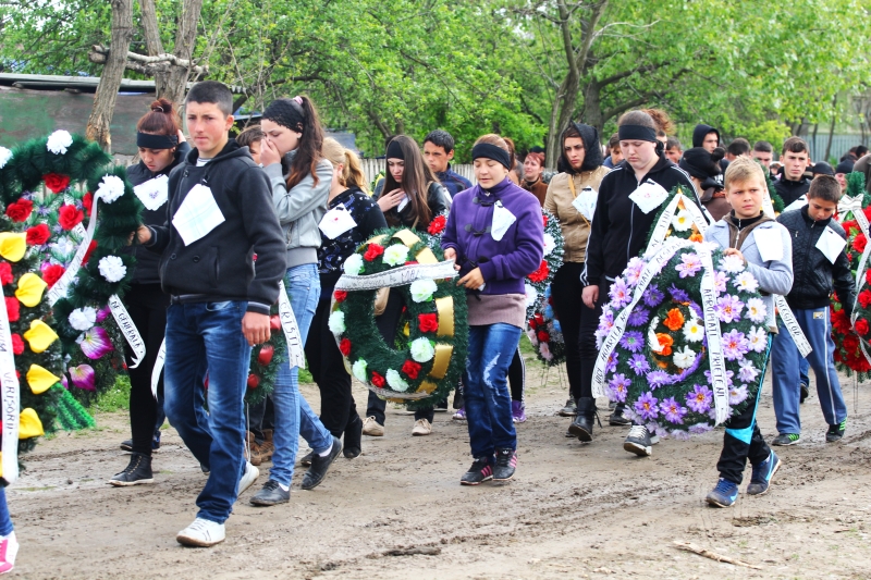 fotoreportaj rasova lacrimi si durere la inmormantarea tinerei ucise de iubitul sau 491914 fotoreportaj rasova lacrimi si durere la inmormantarea tinerei ucise de iubitul sau 491914