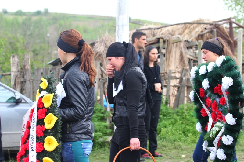 fotoreportaj rasova lacrimi si durere la inmormantarea tinerei ucise de iubitul sau 491914 fotoreportaj rasova lacrimi si durere la inmormantarea tinerei ucise de iubitul sau 491914