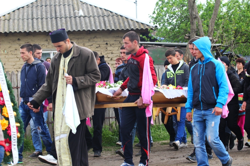 fotoreportaj rasova lacrimi si durere la inmormantarea tinerei ucise de iubitul sau 491914 fotoreportaj rasova lacrimi si durere la inmormantarea tinerei ucise de iubitul sau 491914