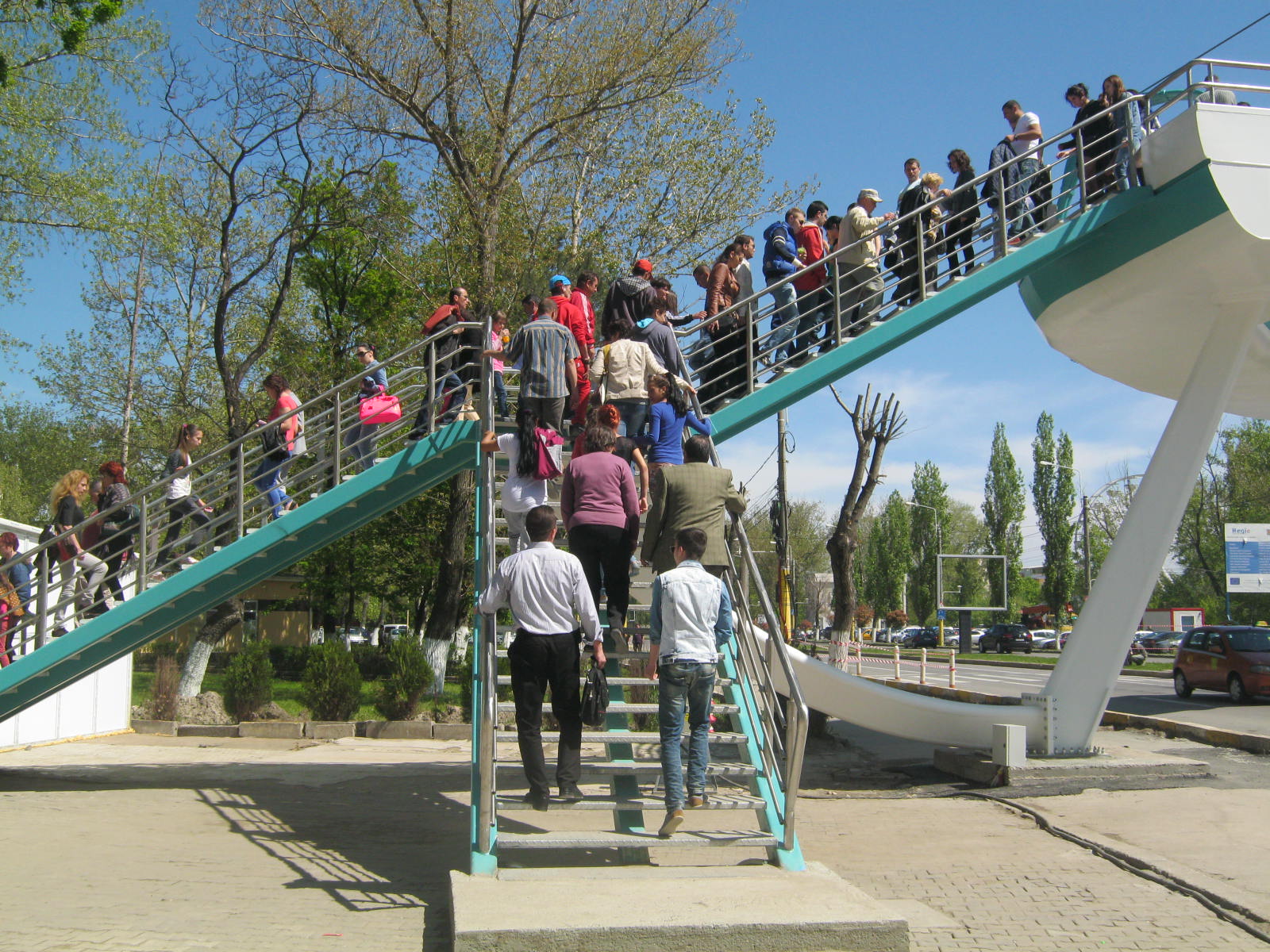 constantenii s au dus din curiozitate sa vada pasarela din mamaia galerie foto 492273 constantenii s au dus din curiozitate sa vada pasarela din mamaia galerie foto 492273