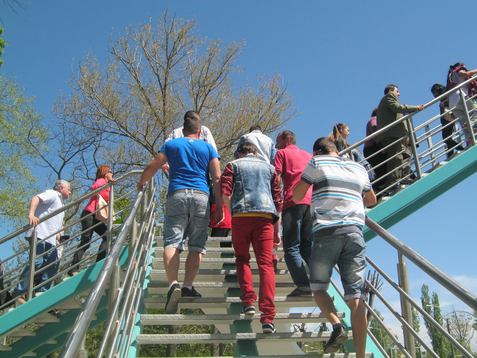 constantenii s au dus din curiozitate sa vada pasarela din mamaia galerie foto 492273 constantenii s au dus din curiozitate sa vada pasarela din mamaia galerie foto 492273