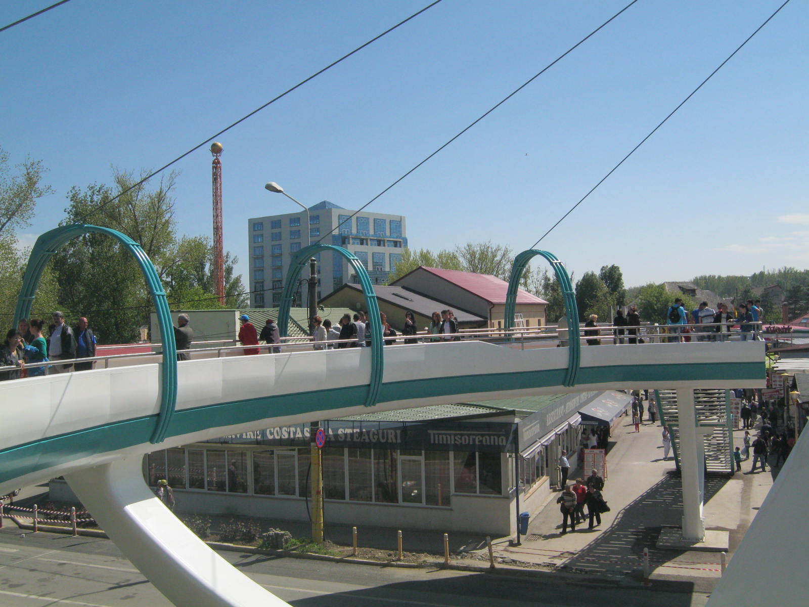 constantenii s au dus din curiozitate sa vada pasarela din mamaia galerie foto 492273 constantenii s au dus din curiozitate sa vada pasarela din mamaia galerie foto 492273