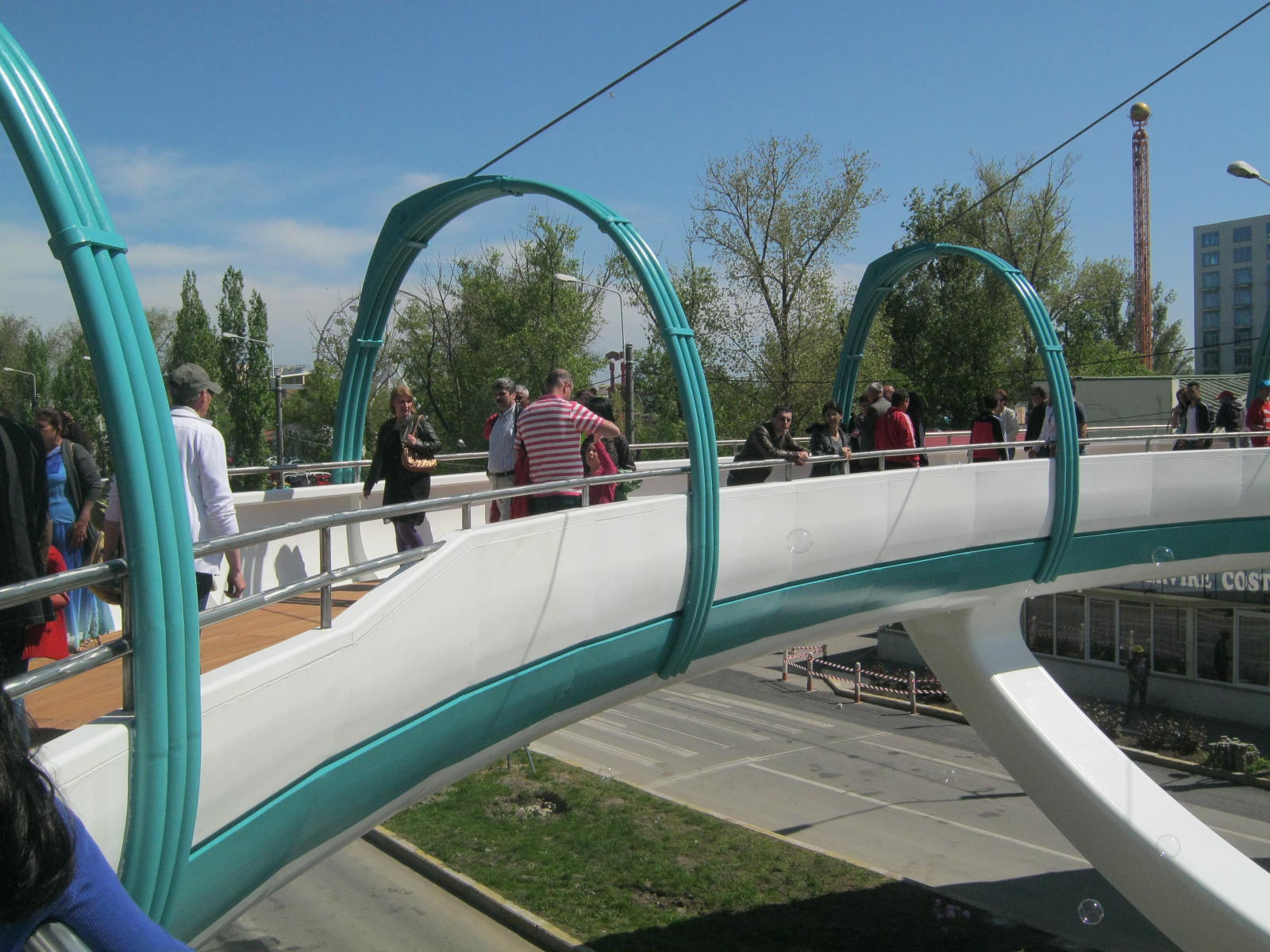 constantenii s au dus din curiozitate sa vada pasarela din mamaia galerie foto 492273 constantenii s au dus din curiozitate sa vada pasarela din mamaia galerie foto 492273