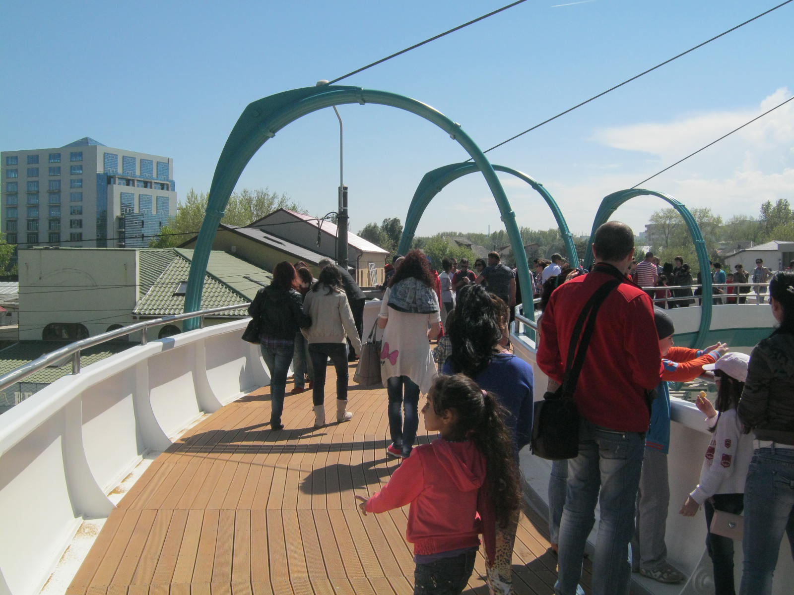 constantenii s au dus din curiozitate sa vada pasarela din mamaia galerie foto 492273 constantenii s au dus din curiozitate sa vada pasarela din mamaia galerie foto 492273