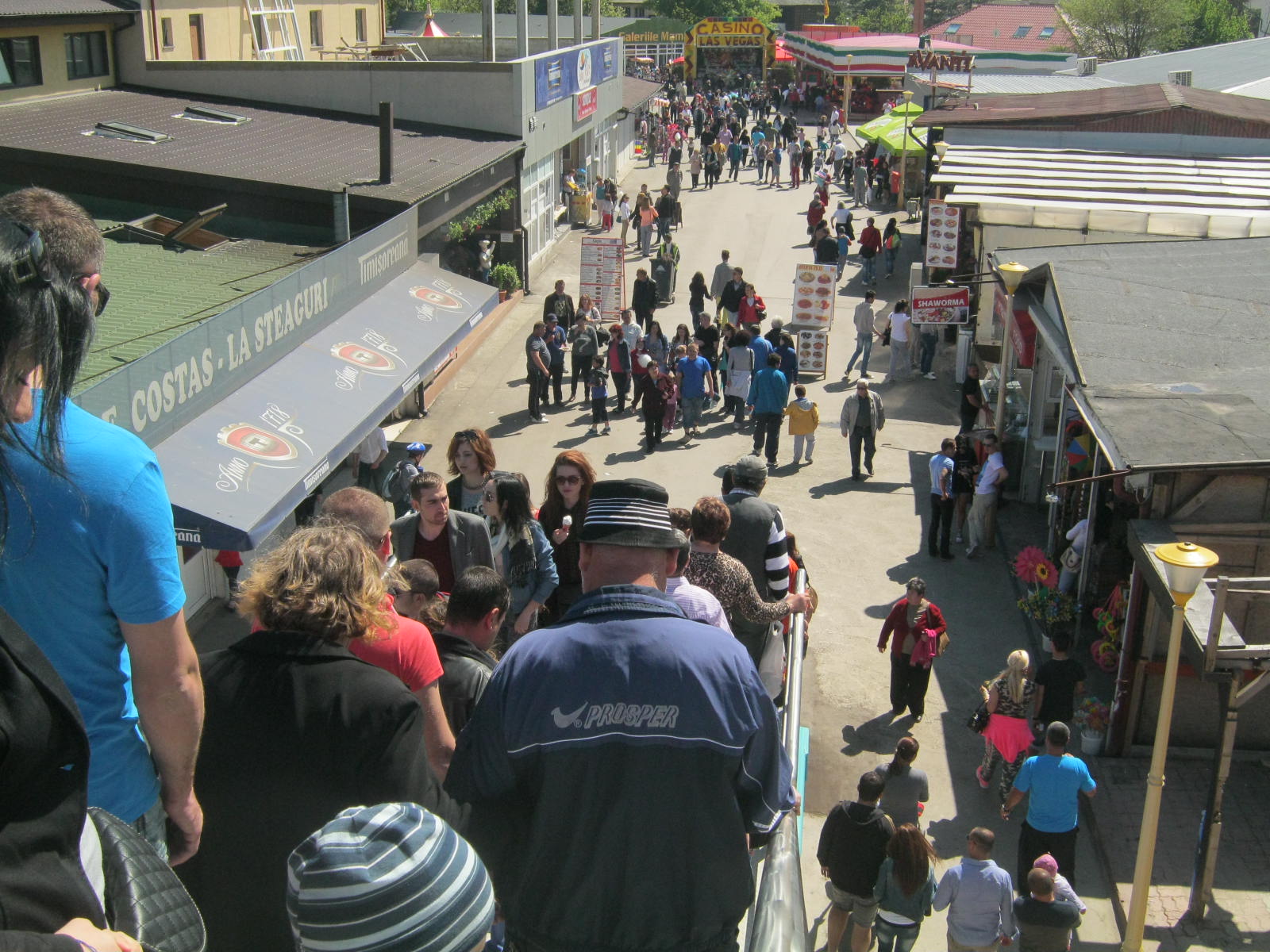 constantenii s au dus din curiozitate sa vada pasarela din mamaia galerie foto 492273 constantenii s au dus din curiozitate sa vada pasarela din mamaia galerie foto 492273