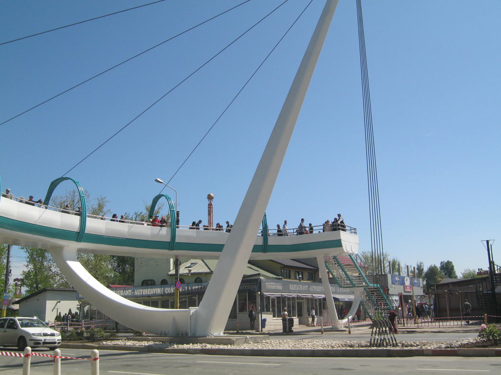 constantenii s au dus din curiozitate sa vada pasarela din mamaia galerie foto 492273 constantenii s au dus din curiozitate sa vada pasarela din mamaia galerie foto 492273