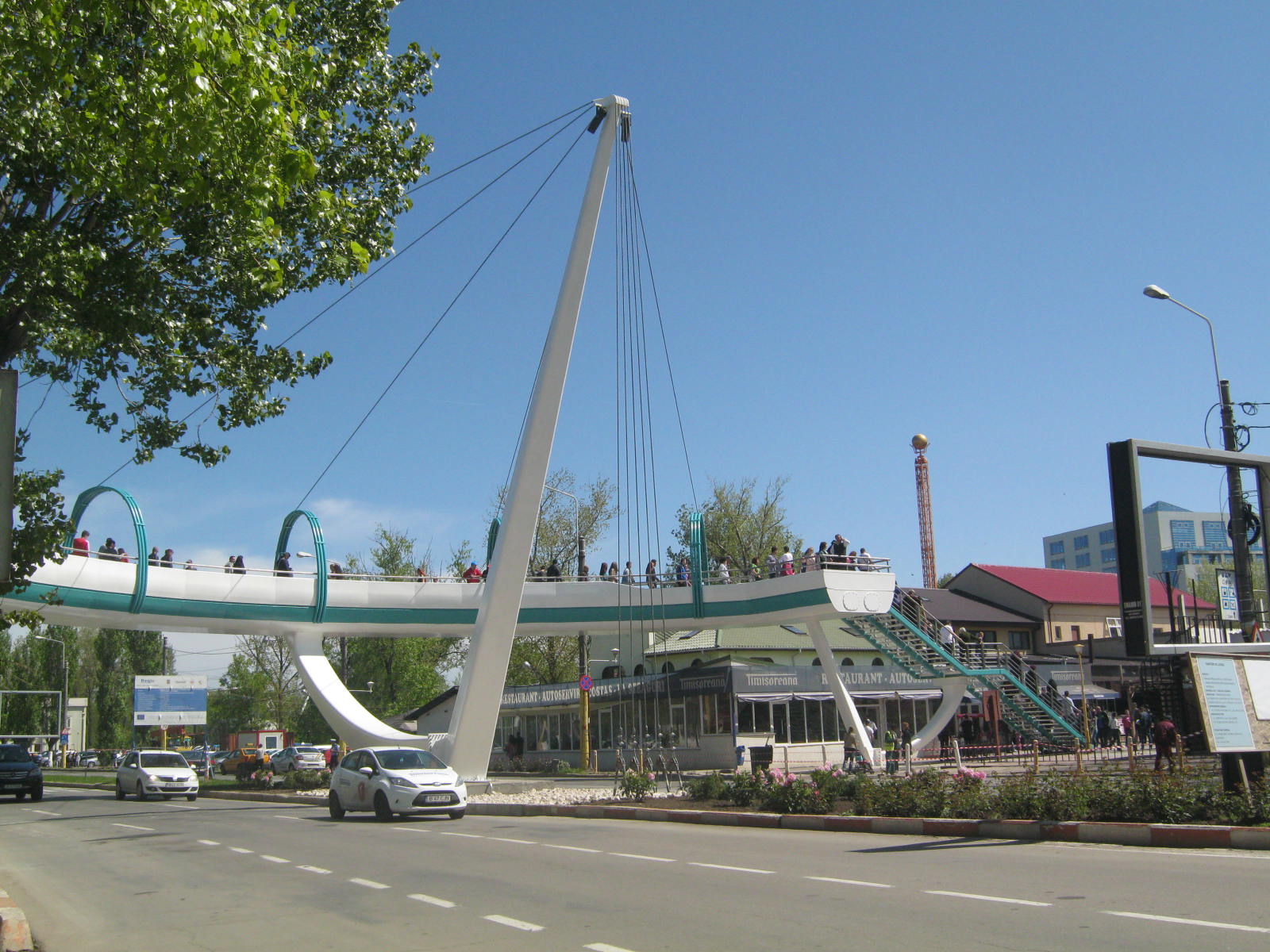 constantenii s au dus din curiozitate sa vada pasarela din mamaia galerie foto 492273 constantenii s au dus din curiozitate sa vada pasarela din mamaia galerie foto 492273