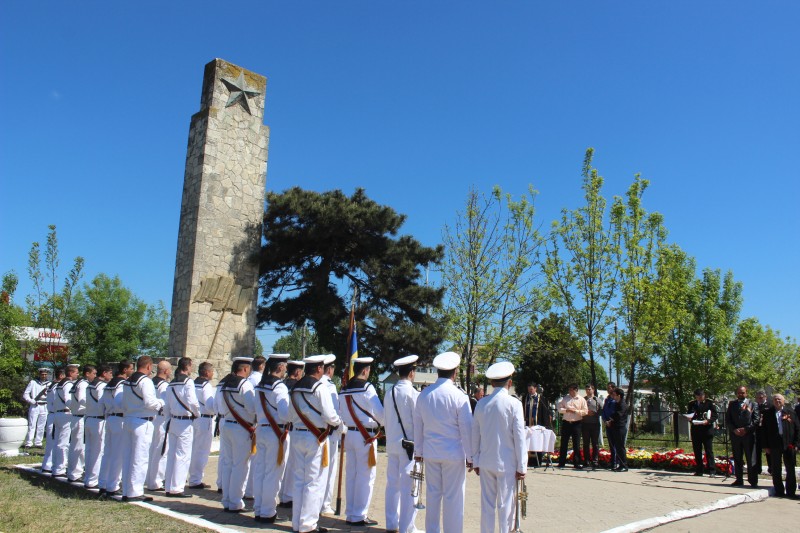 fotoreportaj de ziua victoriei zeci de coroane au fost depuse la monumentul ostasilor sovietici din cimitirul