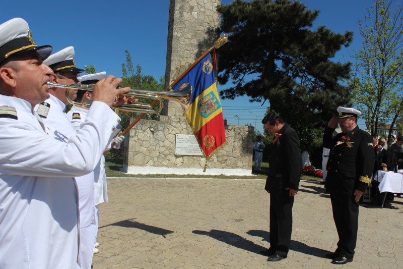 fotoreportaj de ziua victoriei zeci de coroane au fost depuse la monumentul ostasilor sovietici din cimitirul