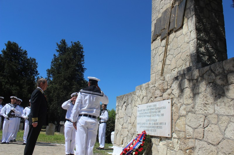 fotoreportaj de ziua victoriei zeci de coroane au fost depuse la monumentul ostasilor sovietici din cimitirul