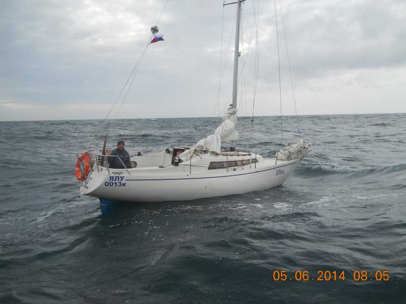 ambarcatiune in deriva cu turisti la bord recuperata din marea neagra de garda de coasta galerie foto