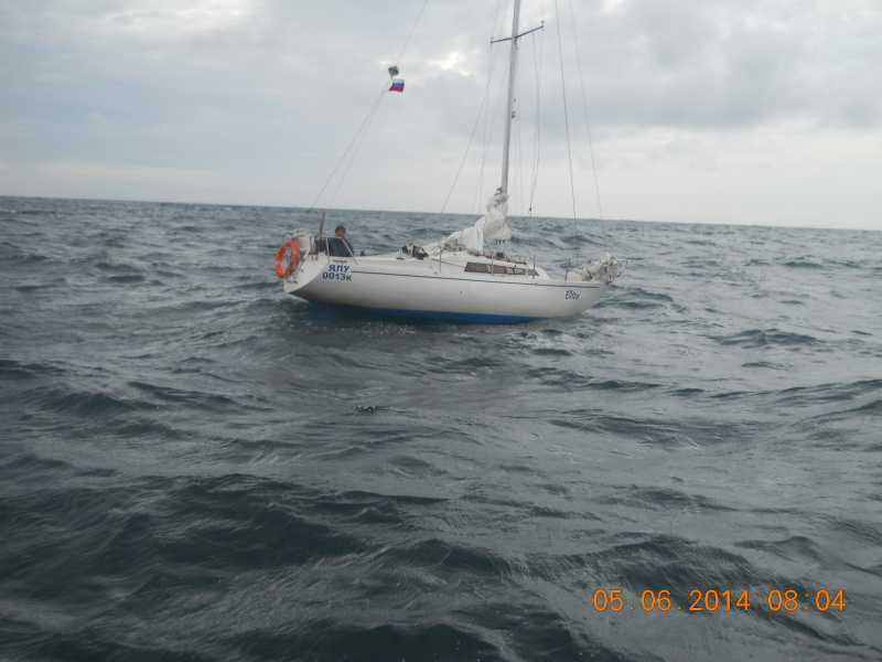 ambarcatiune in deriva cu turisti la bord recuperata din marea neagra de garda de coasta galerie foto