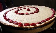 Rawveganjoy.ro Tort de migdale cu crema de ciocolata si fructe de merisor