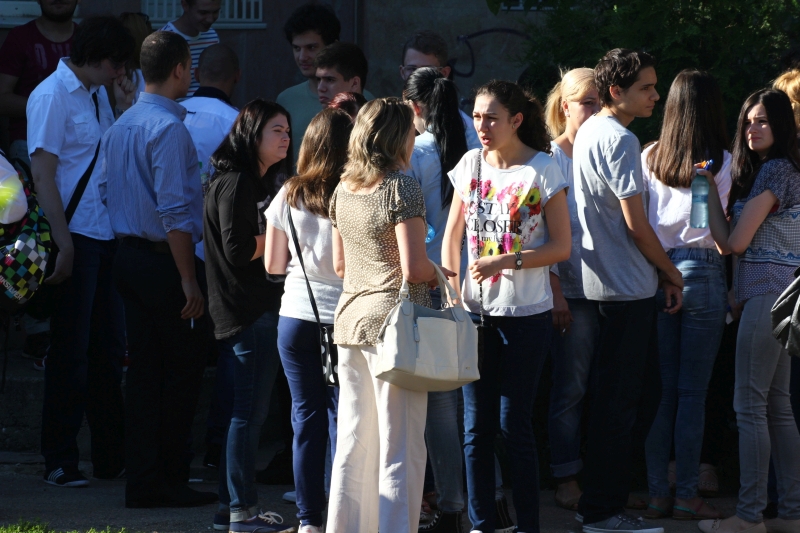 fotoreportaj elevii constanteni coplesiti de emotii la prima proba scrisa a bacalaureatului 500518 fotoreportaj elevii constanteni coplesiti de emotii la prima proba scrisa a bacalaureatului 500518