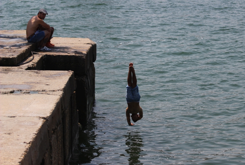 fotoreportaj distractie de vacanta pe digul din portul tomis 502245 fotoreportaj distractie de vacanta pe digul din portul tomis 502245