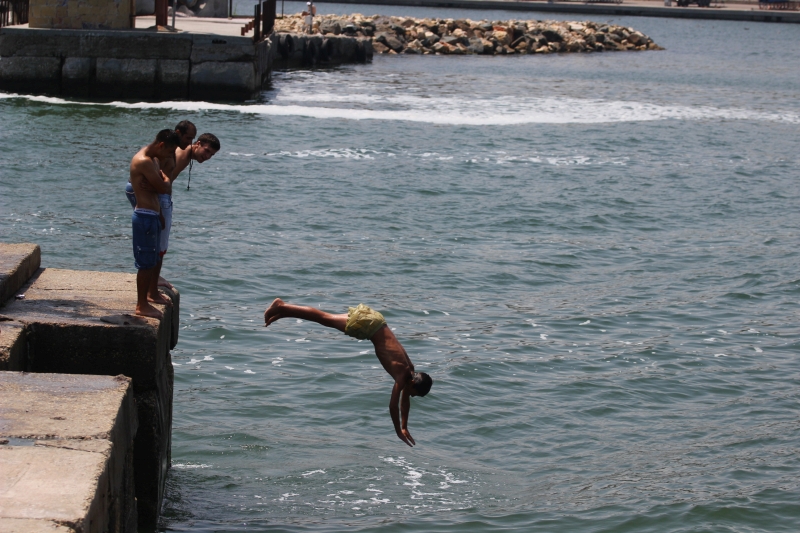 fotoreportaj distractie de vacanta pe digul din portul tomis 502245 fotoreportaj distractie de vacanta pe digul din portul tomis 502245