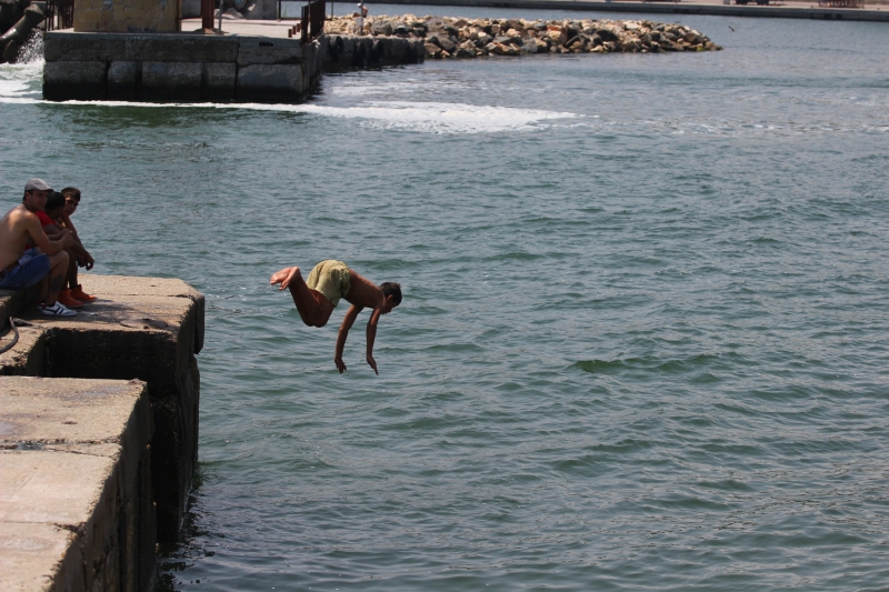 fotoreportaj distractie de vacanta pe digul din portul tomis 502245 fotoreportaj distractie de vacanta pe digul din portul tomis 502245