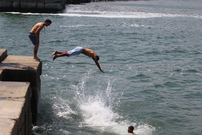 fotoreportaj distractie de vacanta pe digul din portul tomis 502245 fotoreportaj distractie de vacanta pe digul din portul tomis 502245