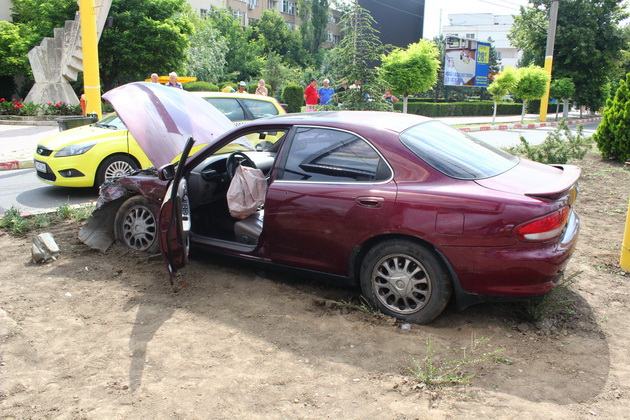 s a urcat beat la volan si a izbit masina unei firme de paza un tanar bucurestean a provocat un accident s a urcat beat la volan si a izbit masina unei firme de paza un tanar bucurestean a provocat un accident