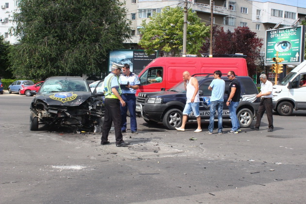 s a urcat beat la volan si a izbit masina unei firme de paza un tanar bucurestean a provocat un accident s a urcat beat la volan si a izbit masina unei firme de paza un tanar bucurestean a provocat un accident