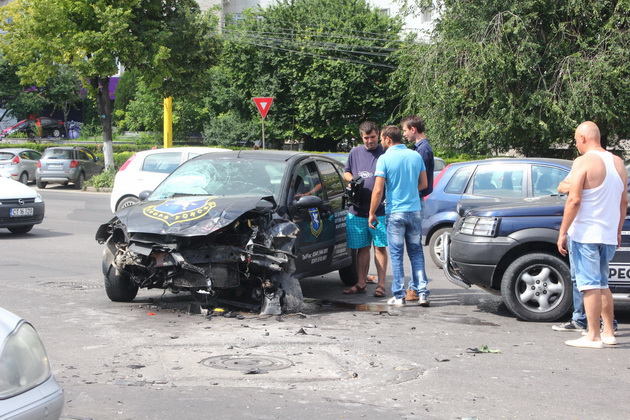 s a urcat beat la volan si a izbit masina unei firme de paza un tanar bucurestean a provocat un accident s a urcat beat la volan si a izbit masina unei firme de paza un tanar bucurestean a provocat un accident