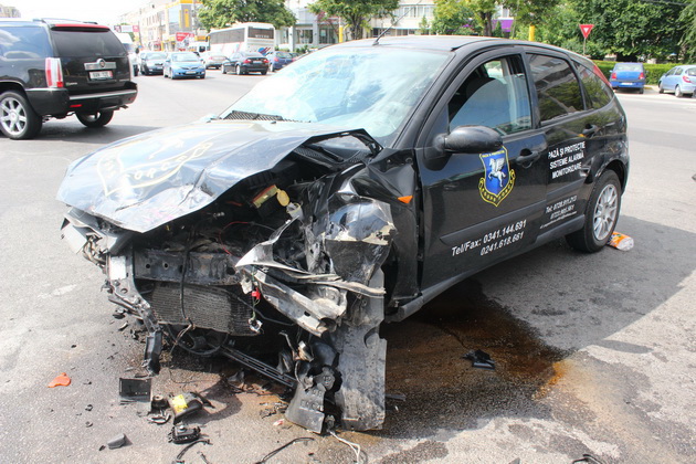 s a urcat beat la volan si a izbit masina unei firme de paza un tanar bucurestean a provocat un accident s a urcat beat la volan si a izbit masina unei firme de paza un tanar bucurestean a provocat un accident