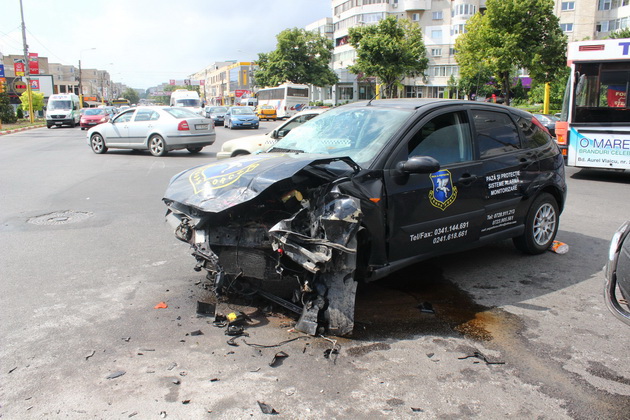 s a urcat beat la volan si a izbit masina unei firme de paza un tanar bucurestean a provocat un accident s a urcat beat la volan si a izbit masina unei firme de paza un tanar bucurestean a provocat un accident