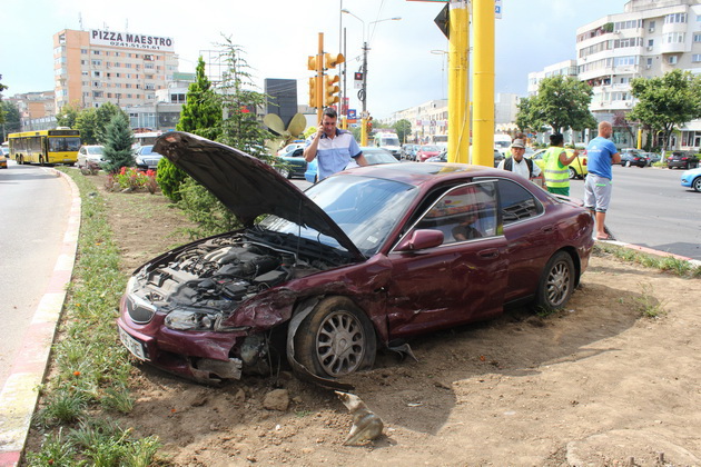 s a urcat beat la volan si a izbit masina unei firme de paza un tanar bucurestean a provocat un accident s a urcat beat la volan si a izbit masina unei firme de paza un tanar bucurestean a provocat un accident